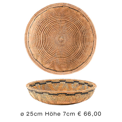 Naturprodukt aus Ata Gras. Handgeflochtene Schale mit traditionellem Muster. Durchmesser circa 25 cm mal Höhe circa 7 cm. Gewicht circa 200 Gramm. Fair gehandelt.