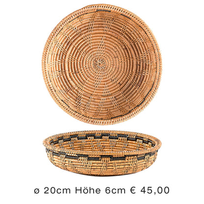 Naturprodukt aus Ata Gras. Handgeflochtene Schale mit traditionellem Muster. Durchmesser circa 20 cm mal Höhe circa 6 cm. Gewicht circa 100 Gramm. Fair gehandelt.