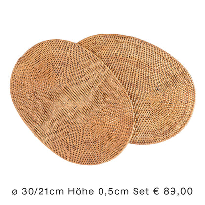 Naturprodukt aus Ata Gras. 2er Set handgeflochtene ovale Untersetzer ohne Muster. Durchmesser jeweils circa 21 cm bis 30 cm. Jeweils circa 0,5 cm dick. Gewicht insgesamt circa 260 Gramm. Fair gehandelt.