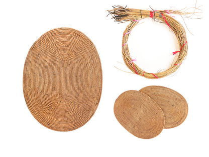 Naturprodukt aus Ata Gras. 2er Set handgeflochtene ovale Untersetzer ohne Muster. Durchmesser jeweils circa 21 cm bis 30 cm. Jeweils circa 0,5 cm dick. Gewicht insgesamt circa 260 Gramm. Fair gehandelt.