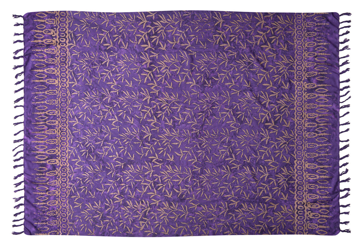 Sarong. Pareo. Schal. Kopftuch. Wickelrock. Strandtuch. Authentisch von Hand gebatikt  100 Prozent Viskose. Fair gehandelt circa 160 bis 180 mal 120 cm circa 270 Gramm. Violettes Tuch mit einem Muster aus Zweigen und Blättern.