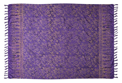 Sarong. Pareo. Schal. Kopftuch. Wickelrock. Strandtuch. Authentisch von Hand gebatikt  100 Prozent Viskose. Fair gehandelt circa 160 bis 180 mal 120 cm circa 270 Gramm. Violettes Tuch mit einem Muster aus Zweigen und Blättern.