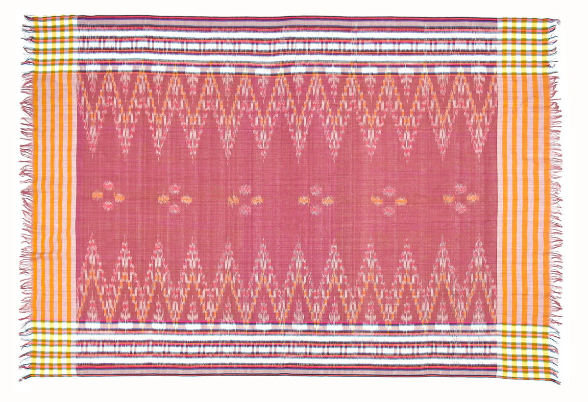 Sarong. Pareo. Schal. Kopftuch. Wickelrock. Strandtuch. Authentisch von Hand gewebt 100% Viskose. Fair gehandelt circa 180 mal 110 cm circa 200 Gramm. Ikat Tuch mit traditionellen Mustern verziert in Braunrot.