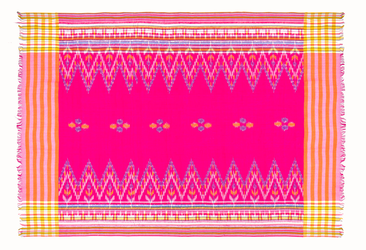 Sarong. Pareo. Schal. Kopftuch. Wickelrock. Strandtuch. Authentisch von Hand gewebt 100% Viskose. Fair gehandelt circa 180 mal 110 cm circa 200 Gramm. Ikat Tuch mit traditionellen Mustern verziert in Pink.