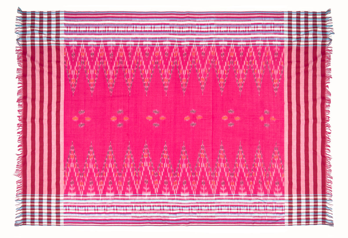 Sarong. Pareo. Schal. Kopftuch. Wickelrock. Strandtuch. Authentisch von Hand gewebt. 100% Viskose. Fair gehandelt circa 180 mal 110 cm circa 200 Gramm. Ikat Tuch mit traditionellen Mustern verziert in Rotpink.