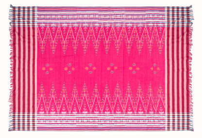 Sarong. Pareo. Schal. Kopftuch. Wickelrock. Strandtuch. Authentisch von Hand gewebt. 100% Viskose. Fair gehandelt circa 180 mal 110 cm circa 200 Gramm. Ikat Tuch mit traditionellen Mustern verziert in Rotpink.