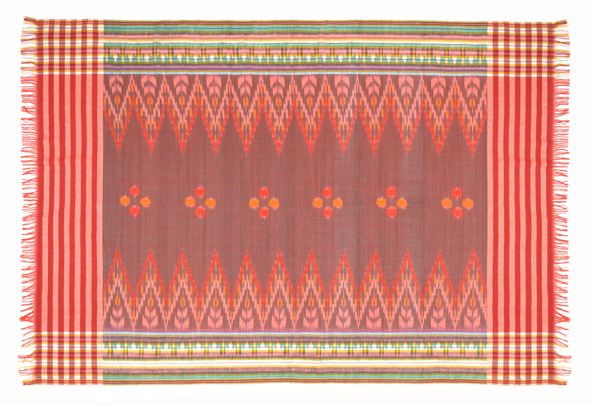 Sarong. Pareo. Schal. Kopftuch. Wickelrock. Strandtuch. Authentisch von Hand gewebt. 100% Viskose. Fair gehandelt circa 180 mal 110 cm circa 200 Gramm. Ikat Tuch mit traditionellen Mustern verziert in Braunorange.