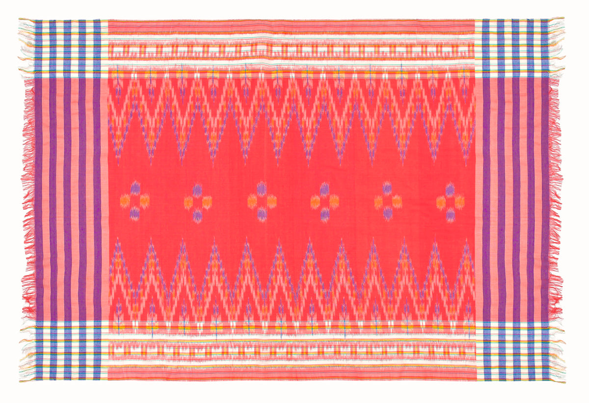 Sarong. Pareo. Schal. Kopftuch. Wickelrock. Strandtuch. Authentisch von Hand gewebt. 100% Viskose. Fair gehandelt circa 180 mal 110 cm circa 200 Gramm. Ikat Tuch mit traditionellen Mustern verziert in Orange.