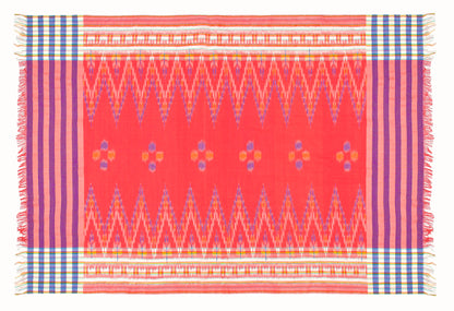 Sarong. Pareo. Schal. Kopftuch. Wickelrock. Strandtuch. Authentisch von Hand gewebt. 100% Viskose. Fair gehandelt circa 180 mal 110 cm circa 200 Gramm. Ikat Tuch mit traditionellen Mustern verziert in Orange.