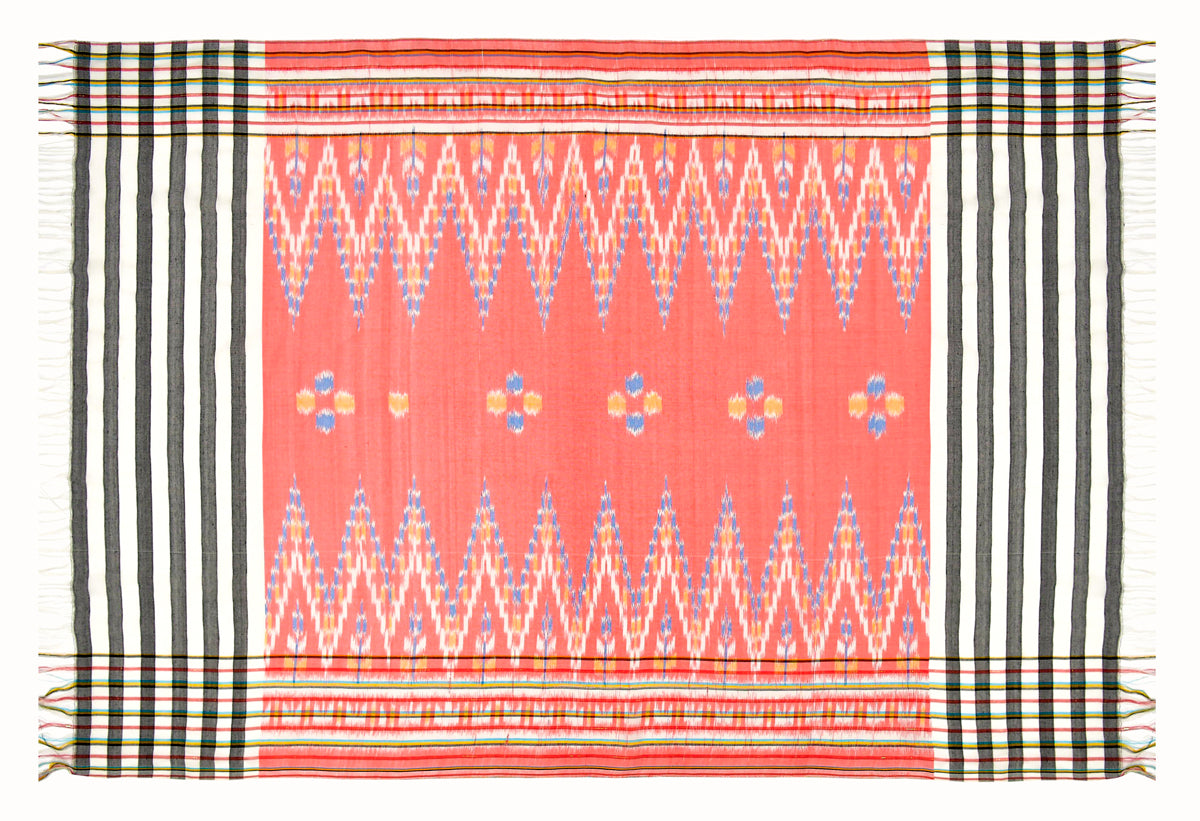 Sarong. Pareo. Schal. Kopftuch. Wickelrock. Strandtuch. Authentisch von Hand gewebt. 100% Viskose. Fair gehandelt circa 180 mal 110 cm circa 200 Gramm. Ikat Tuch mit traditionellen Mustern verziert in Pfirsichfarbe.