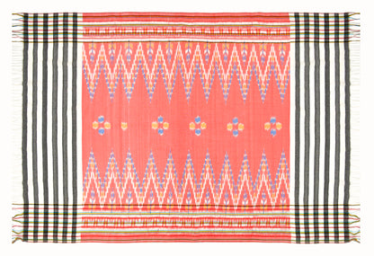 Sarong. Pareo. Schal. Kopftuch. Wickelrock. Strandtuch. Authentisch von Hand gewebt. 100% Viskose. Fair gehandelt circa 180 mal 110 cm circa 200 Gramm. Ikat Tuch mit traditionellen Mustern verziert in Pfirsichfarbe.