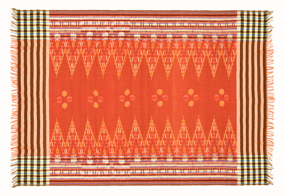 Sarong. Pareo. Schal. Kopftuch. Wickelrock. Strandtuch. Authentisch von Hand gewebt. 100% Viskose. Fair gehandelt circa 180 mal 110 cm circa 200 Gramm. Ikat Tuch mit traditionellen Mustern verziert in Braunorange.