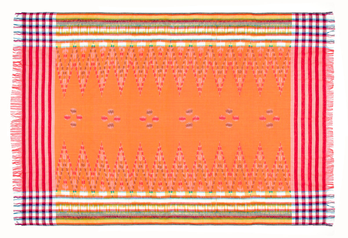 Sarong. Pareo. Schal. Kopftuch. Wickelrock. Strandtuch. Authentisch von Hand gewebt. 100% Viskose. Fair gehandelt circa 180 mal 110 cm circa 200 Gramm. Ikat Tuch mit traditionellen Mustern verziert in Orange.