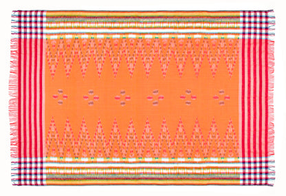 Sarong. Pareo. Schal. Kopftuch. Wickelrock. Strandtuch. Authentisch von Hand gewebt. 100% Viskose. Fair gehandelt circa 180 mal 110 cm circa 200 Gramm. Ikat Tuch mit traditionellen Mustern verziert in Orange.