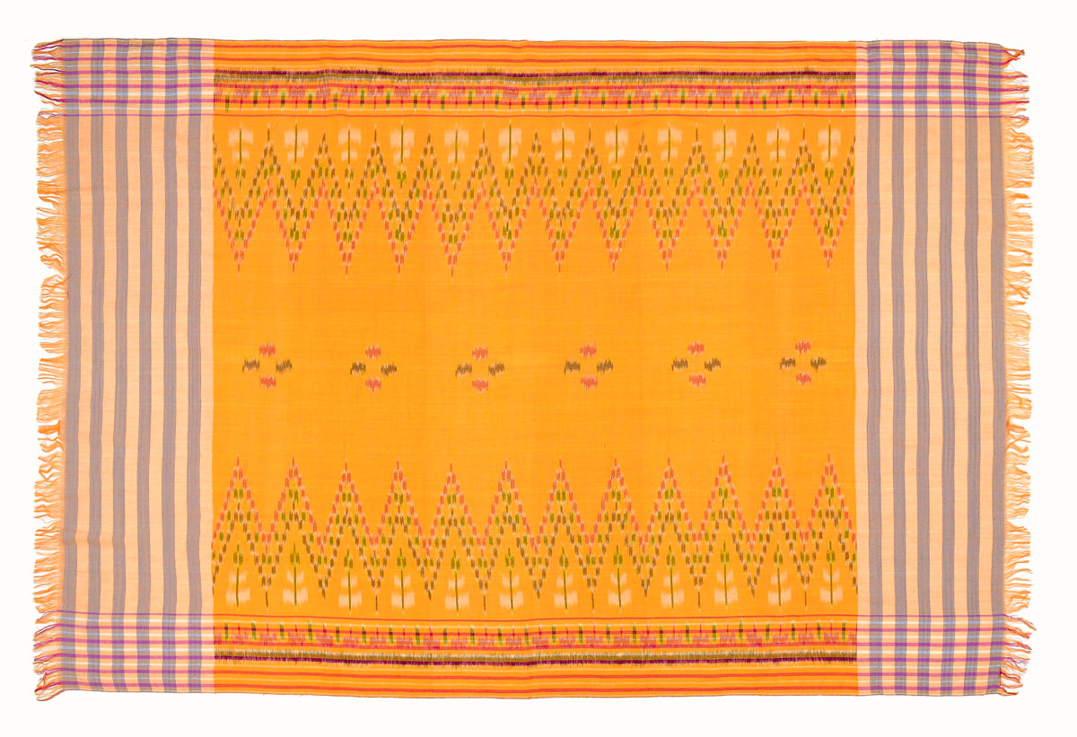 Sarong. Pareo. Schal. Kopftuch. Wickelrock. Strandtuch. Authentisch von Hand gewebt. 100% Viskose. Fair gehandelt circa 180 mal 110 cm circa 200 Gramm. Ikat Tuch mit traditionellen Mustern verziert in Gelborange.