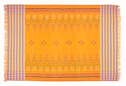 Sarong. Pareo. Schal. Kopftuch. Wickelrock. Strandtuch. Authentisch von Hand gewebt. 100% Viskose. Fair gehandelt circa 180 mal 110 cm circa 200 Gramm. Ikat Tuch mit traditionellen Mustern verziert in Gelborange.