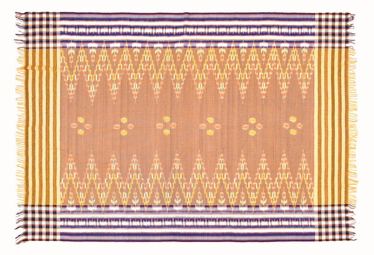 Sarong. Pareo. Schal. Kopftuch. Wickelrock. Strandtuch. Authentisch von Hand gewebt. 100% Viskose. Fair gehandelt circa 180 mal 110 cm circa 200 Gramm. Ikat Tuch mit traditionellen Mustern verziert in Dunkelgelb.