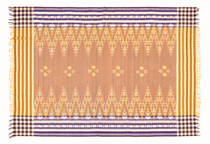 Sarong. Pareo. Schal. Kopftuch. Wickelrock. Strandtuch. Authentisch von Hand gewebt. 100% Viskose. Fair gehandelt circa 180 mal 110 cm circa 200 Gramm. Ikat Tuch mit traditionellen Mustern verziert in Dunkelgelb.