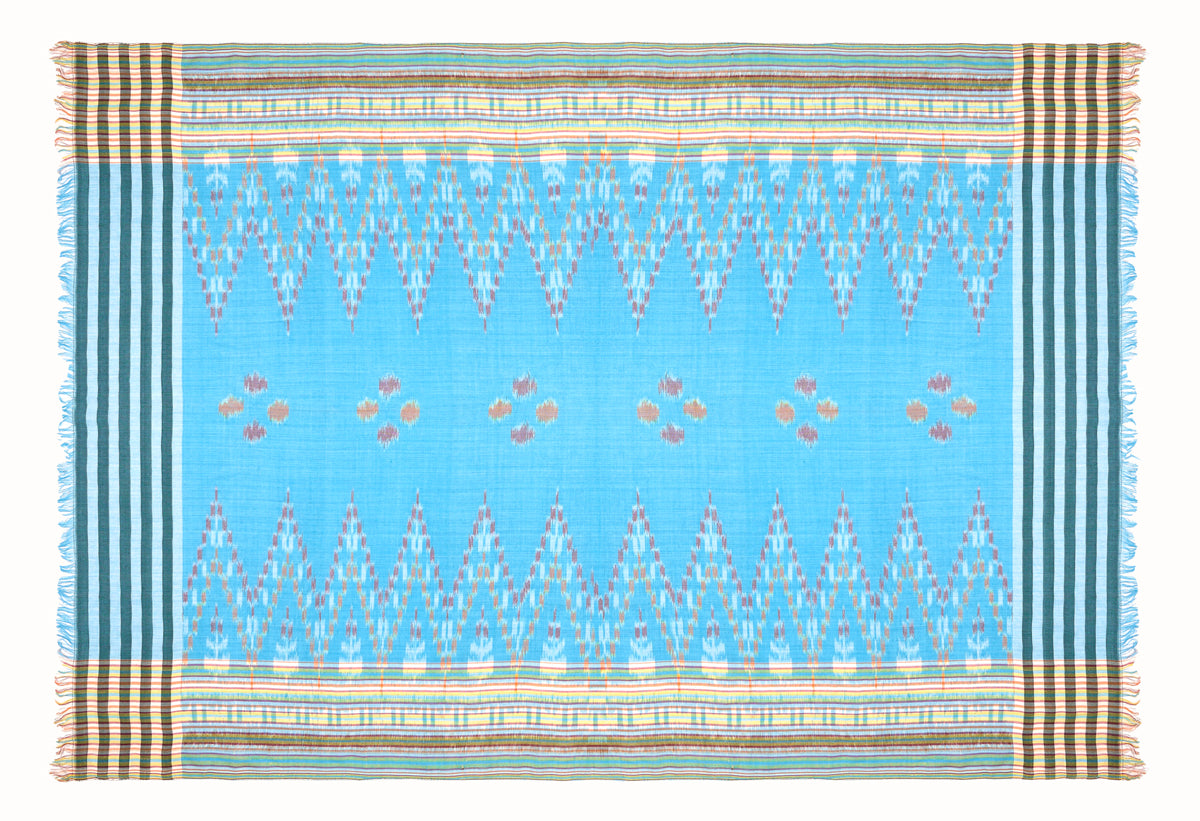 Sarong. Pareo. Schal. Kopftuch. Wickelrock. Strandtuch. Authentisch von Hand gewebt. 100% Viskose. Fair gehandelt circa 180 mal 110 cm circa 200 Gramm. Ikat Tuch mit traditionellen Mustern verziert in Hellblau.