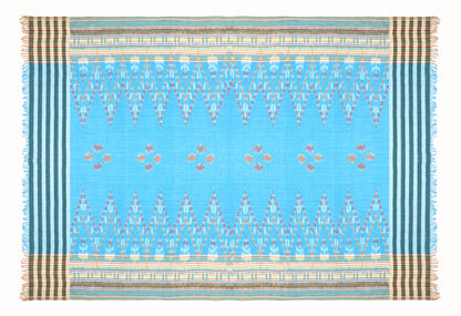 Sarong. Pareo. Schal. Kopftuch. Wickelrock. Strandtuch. Authentisch von Hand gewebt. 100% Viskose. Fair gehandelt circa 180 mal 110 cm circa 200 Gramm. Ikat Tuch mit traditionellen Mustern verziert in Hellblau.