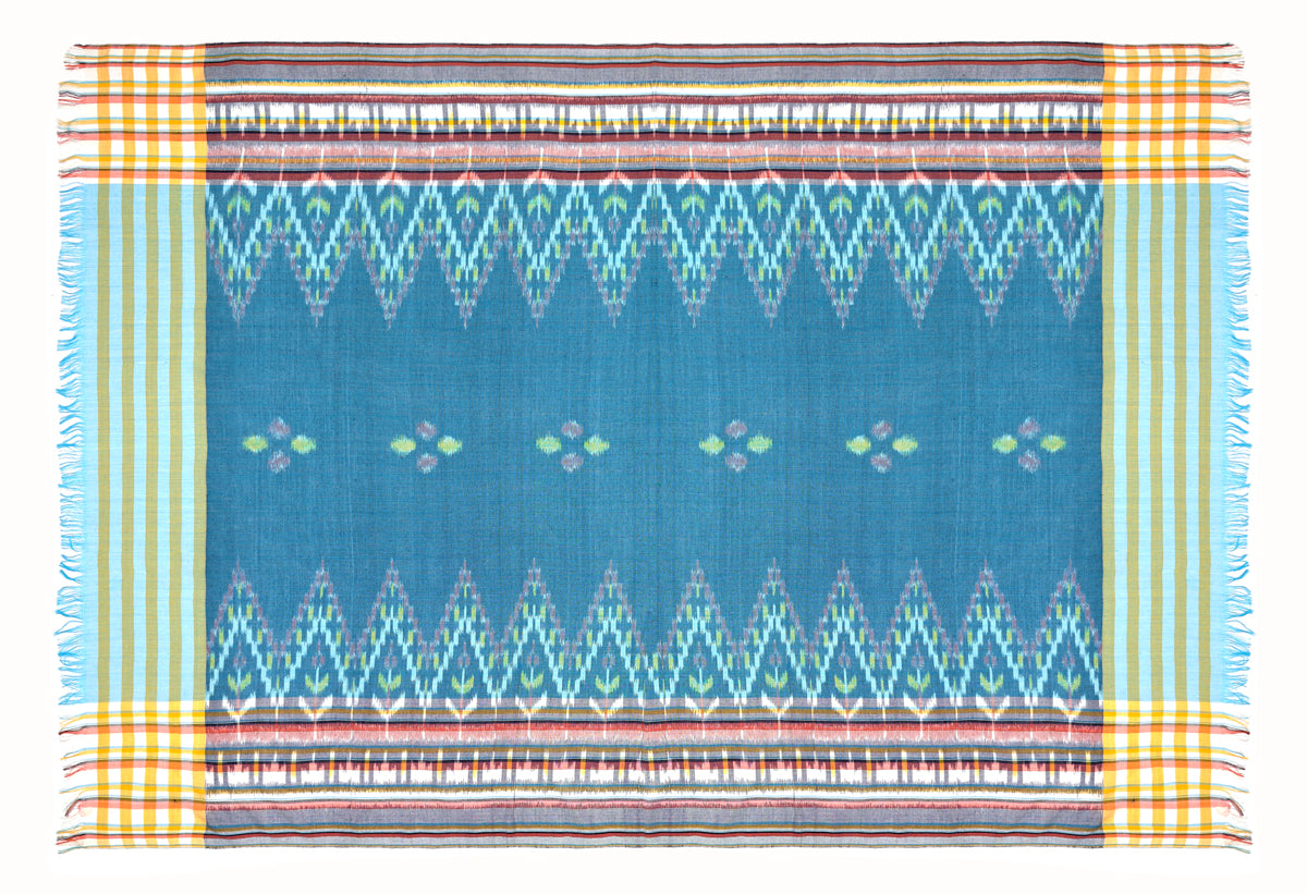 Sarong. Pareo. Schal. Kopftuch. Wickelrock. Strandtuch. Authentisch von Hand gewebt. 100% Viskose. Fair gehandelt circa 180 mal 110 cm circa 200 Gramm. Ikat Tuch mit traditionellen Mustern verziert in Blau.