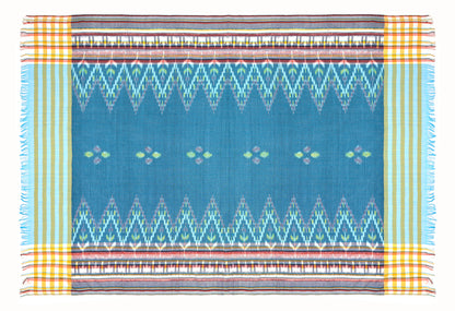 Sarong. Pareo. Schal. Kopftuch. Wickelrock. Strandtuch. Authentisch von Hand gewebt. 100% Viskose. Fair gehandelt circa 180 mal 110 cm circa 200 Gramm. Ikat Tuch mit traditionellen Mustern verziert in Blau.