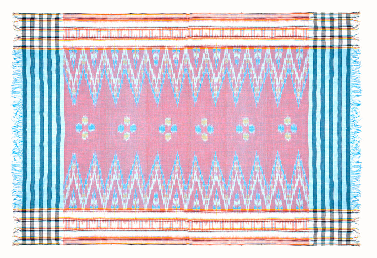 Sarong. Pareo. Schal. Kopftuch. Wickelrock. Strandtuch. Authentisch von Hand gewebt. 100% Viskose. Fair gehandelt circa 180 mal 110 cm circa 200 Gramm. Ikat Tuch mit traditionellen Mustern verziert in Pastellrosa.