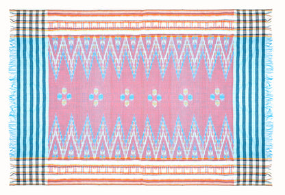 Sarong. Pareo. Schal. Kopftuch. Wickelrock. Strandtuch. Authentisch von Hand gewebt. 100% Viskose. Fair gehandelt circa 180 mal 110 cm circa 200 Gramm. Ikat Tuch mit traditionellen Mustern verziert in Pastellrosa.