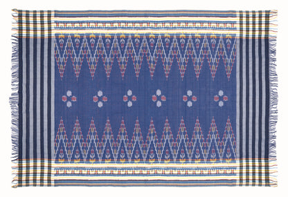 Sarong. Pareo. Schal. Kopftuch. Wickelrock. Strandtuch. Authentisch von Hand gewebt. 100% Viskose. Fair gehandelt circa 180 mal 110 cm circa 200 Gramm. Ikat Tuch mit traditionellen Mustern verziert in Dunkelblau.