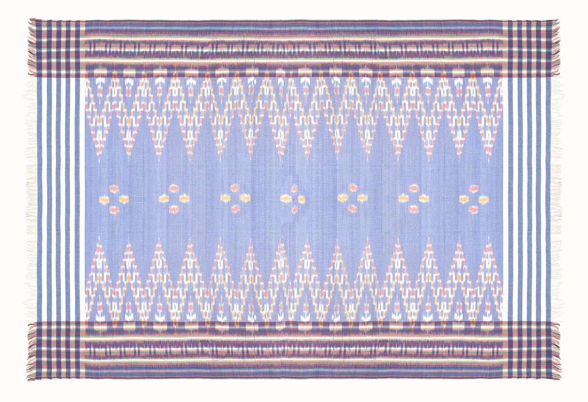 Sarong. Pareo. Schal. Kopftuch. Wickelrock. Strandtuch. Authentisch von Hand gewebt. 100% Viskose. Fair gehandelt circa 180 mal 110 cm circa 200 Gramm. Ikat Tuch mit traditionellen Mustern verziert in Hellblau.