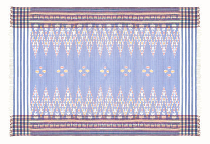 Sarong. Pareo. Schal. Kopftuch. Wickelrock. Strandtuch. Authentisch von Hand gewebt. 100% Viskose. Fair gehandelt circa 180 mal 110 cm circa 200 Gramm. Ikat Tuch mit traditionellen Mustern verziert in Hellblau.