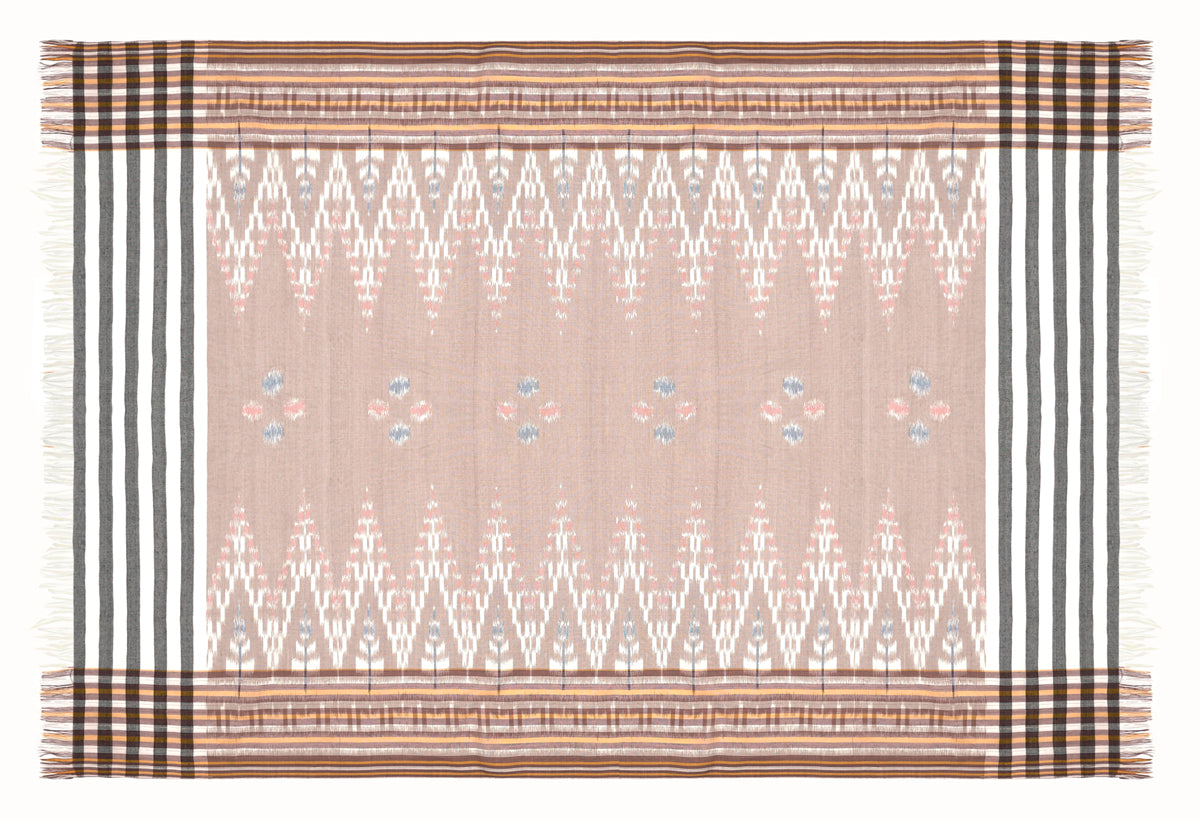 Sarong. Pareo. Schal. Kopftuch. Wickelrock. Strandtuch. Authentisch von Hand gewebt. 100% Viskose. Fair gehandelt circa 180 mal 110 cm circa 200 Gramm. Ikat Tuch mit traditionellen Mustern verziert in Beige.