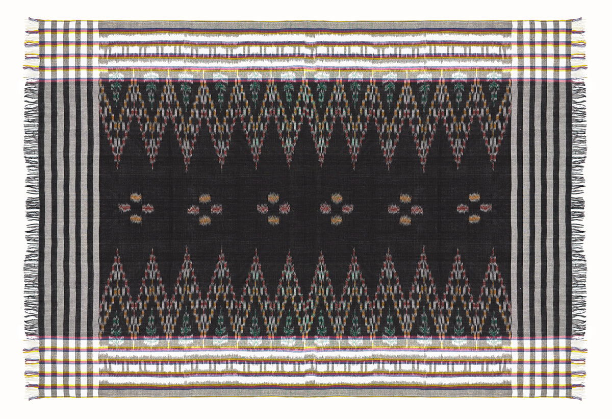 Sarong. Pareo. Schal. Kopftuch. Wickelrock. Strandtuch. Authentisch von Hand gewebt. 100% Viskose. Fair gehandelt circa 180 mal 110 cm circa 200 Gramm. Ikat Tuch mit traditionellen Mustern verziert in Schwarz.