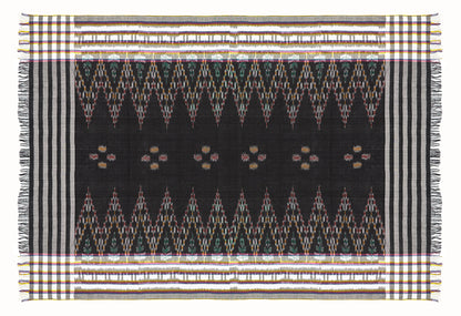 Sarong. Pareo. Schal. Kopftuch. Wickelrock. Strandtuch. Authentisch von Hand gewebt. 100% Viskose. Fair gehandelt circa 180 mal 110 cm circa 200 Gramm. Ikat Tuch mit traditionellen Mustern verziert in Schwarz.