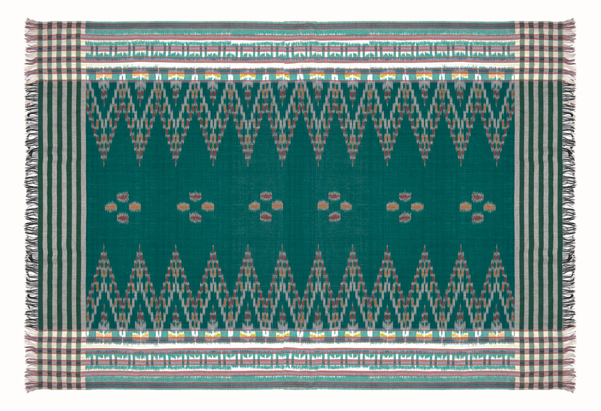 Sarong. Pareo. Schal. Kopftuch. Wickelrock. Strandtuch. Authentisch von Hand gewebt. 100% Viskose. Fair gehandelt circa 180 mal 110 cm circa 200 Gramm. Ikat Tuch mit traditionellen Mustern verziert in Grün.