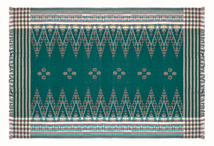 Sarong. Pareo. Schal. Kopftuch. Wickelrock. Strandtuch. Authentisch von Hand gewebt. 100% Viskose. Fair gehandelt circa 180 mal 110 cm circa 200 Gramm. Ikat Tuch mit traditionellen Mustern verziert in Grün.