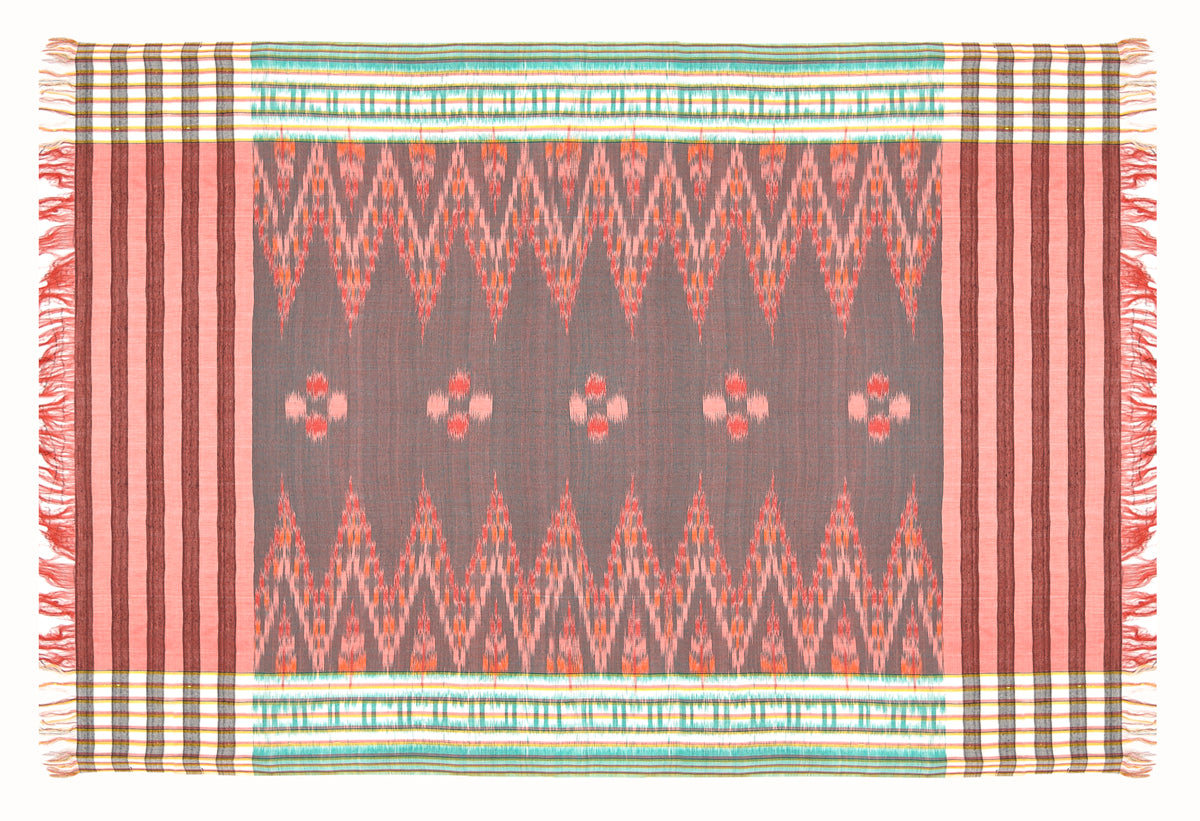 Sarong. Pareo. Schal. Kopftuch. Wickelrock. Strandtuch. Authentisch von Hand gewebt. 100% Viskose. Fair gehandelt circa 180 mal 110 cm circa 200 Gramm. Ikat Tuch mit traditionellen Mustern verziert in Lachsrosa.