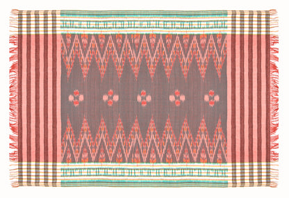 Sarong. Pareo. Schal. Kopftuch. Wickelrock. Strandtuch. Authentisch von Hand gewebt. 100% Viskose. Fair gehandelt circa 180 mal 110 cm circa 200 Gramm. Ikat Tuch mit traditionellen Mustern verziert in Lachsrosa.