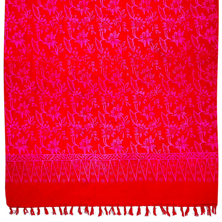 Sarong. Pareo. Schal. Kopftuch. Wickelrock. Strandtuch. Authentisch von Hand gebatikt  100 Prozent Viskose. Fair gehandelt circa 160 bis 180 mal 120 cm circa 270 Gramm. Kräftig rotes Tuch mit Blumenmuster.