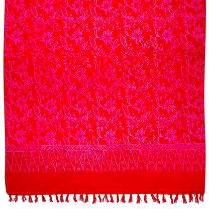 Sarong. Pareo. Schal. Kopftuch. Wickelrock. Strandtuch. Authentisch von Hand gebatikt  100 Prozent Viskose. Fair gehandelt circa 160 bis 180 mal 120 cm circa 270 Gramm. Kräftig rotes Tuch mit Blumenmuster.