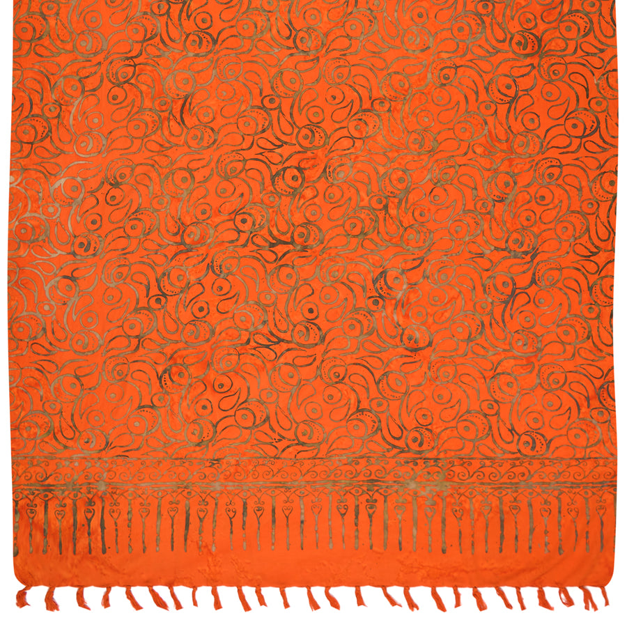 Sarong. Pareo. Schal. Kopftuch. Wickelrock. Strandtuch. Authentisch von Hand gebatikt  100 Prozent Viskose. Fair gehandelt circa 160 bis 180 mal 120 cm circa 270 Gramm. Orangenes Tuch mit goldfarbenen geschwungenen Ornamenten.