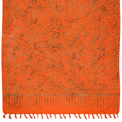 Sarong. Pareo. Schal. Kopftuch. Wickelrock. Strandtuch. Authentisch von Hand gebatikt  100 Prozent Viskose. Fair gehandelt circa 160 bis 180 mal 120 cm circa 270 Gramm. Orangenes Tuch mit goldfarbenen geschwungenen Ornamenten.