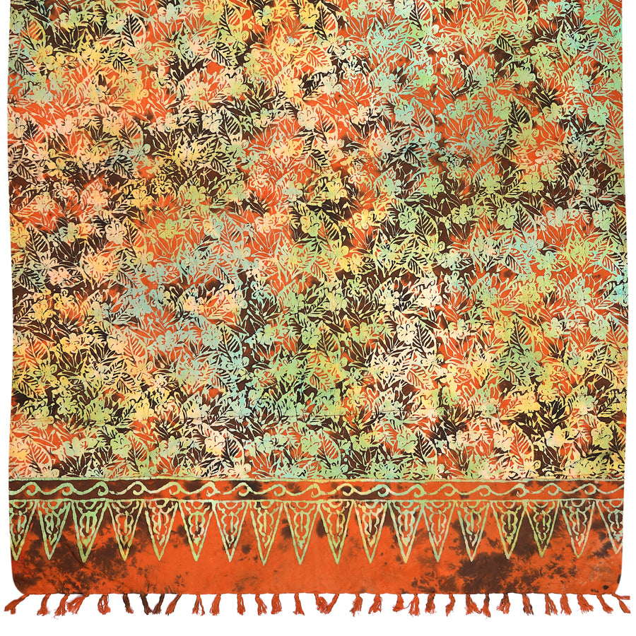 Sarong. Pareo. Schal. Kopftuch. Wickelrock. Strandtuch. Authentisch von Hand gebatikt  100 Prozent Viskose. Fair gehandelt circa 160 bis 180 mal 120 cm circa 270 Gramm. Orange schwarzes Tuch mit Blumen und Blätterverzierungen.