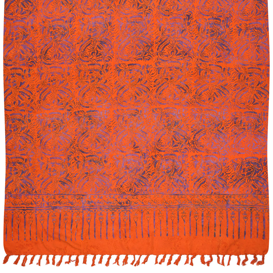 Sarong. Pareo. Schal. Kopftuch. Wickelrock. Strandtuch. Authentisch von Hand gebatikt  100 Prozent Viskose. Fair gehandelt circa 160 bis 180 mal 120 cm circa 270 Gramm. Orangenes Tuch mit bläulichen Ornamenten.