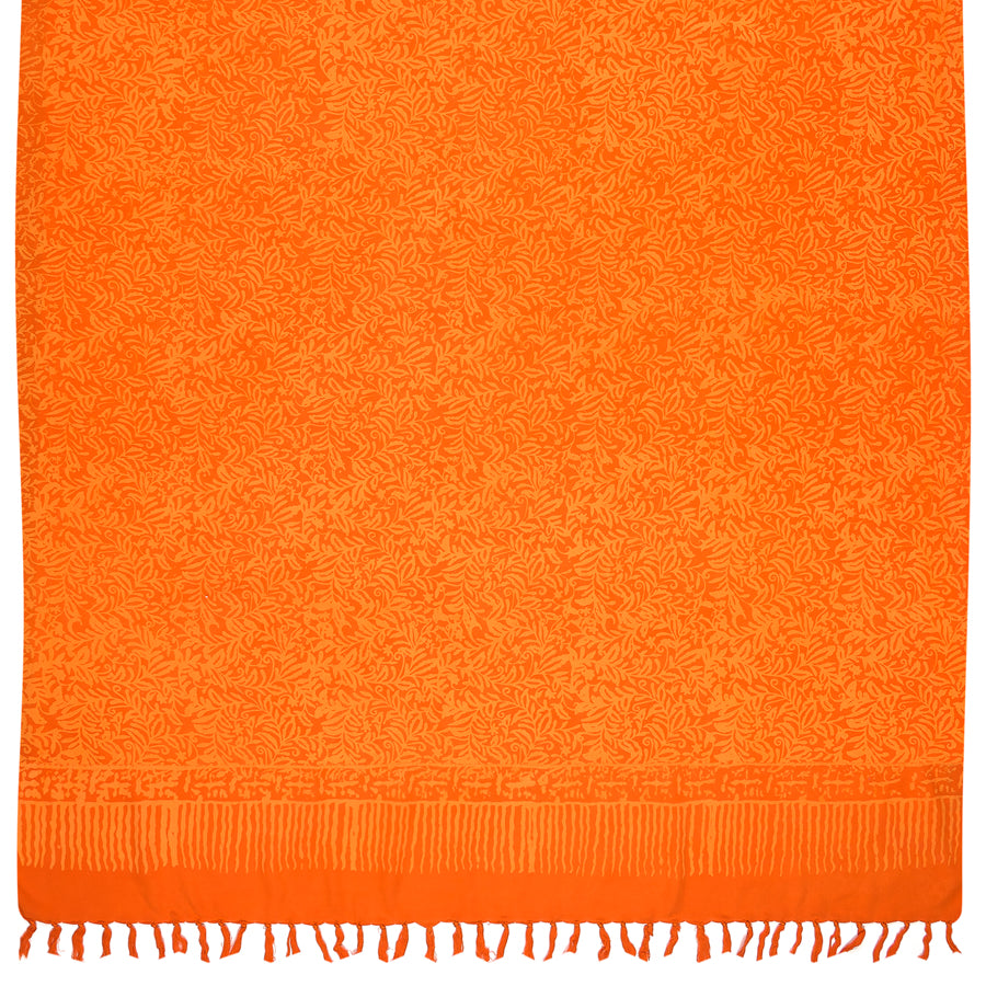 Sarong. Pareo. Schal. Kopftuch. Wickelrock. Strandtuch. Authentisch von Hand gebatikt  100 Prozent Viskose. Fair gehandelt circa 160 bis 180 mal 120 cm circa 270 Gramm.  Orangenes Tuch mit blattartigen Ornamenten.