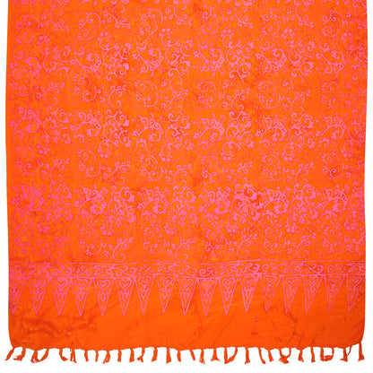 Sarong. Pareo. Schal. Kopftuch. Wickelrock. Strandtuch. Authentisch von Hand gebatikt  100 Prozent Viskose. Fair gehandelt circa 160 bis 180 mal 120 cm circa 270 Gramm. Tuch in einem kräftigen Orange mit Ornamenten.