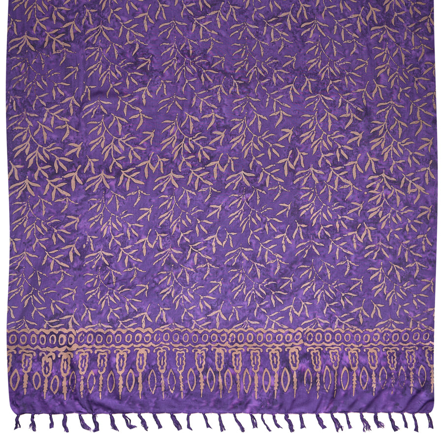 Sarong. Pareo. Schal. Kopftuch. Wickelrock. Strandtuch. Authentisch von Hand gebatikt  100 Prozent Viskose. Fair gehandelt circa 160 bis 180 mal 120 cm circa 270 Gramm. Violettes Tuch mit einem Muster aus Zweigen und Blättern.