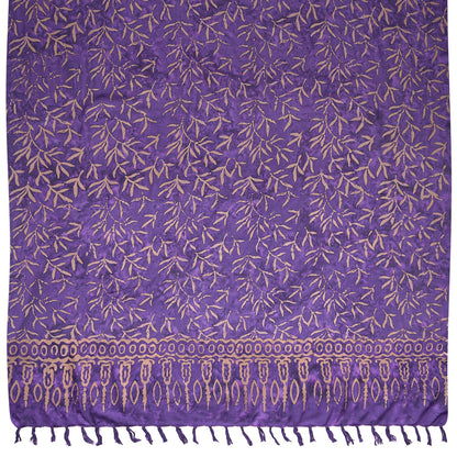 Sarong. Pareo. Schal. Kopftuch. Wickelrock. Strandtuch. Authentisch von Hand gebatikt  100 Prozent Viskose. Fair gehandelt circa 160 bis 180 mal 120 cm circa 270 Gramm. Violettes Tuch mit einem Muster aus Zweigen und Blättern.