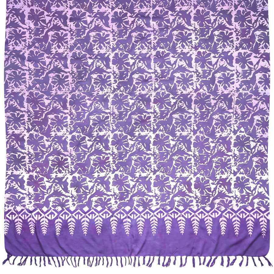 Sarong. Pareo. Schal. Kopftuch. Wickelrock. Strandtuch. Authentisch von Hand gebatikt  100 Prozent Viskose. Fair gehandelt circa 160 bis 180 mal 120 cm circa 270 Gramm. Violettes Tuch mit Blumenornamenten.