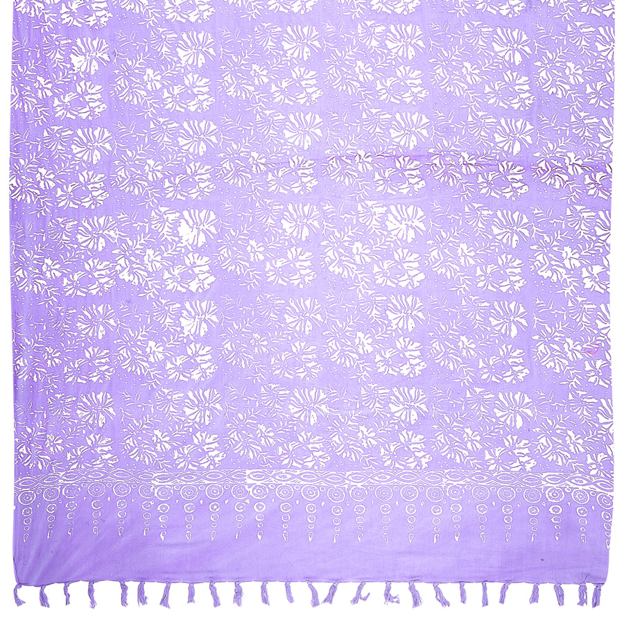 Sarong. Pareo. Schal. Kopftuch. Wickelrock. Strandtuch. Authentisch von Hand gebatikt  100 Prozent Viskose. Fair gehandelt circa 160 bis 180 mal 120 cm circa 270 Gramm. Violettes Tuch mit Blumenmuster.